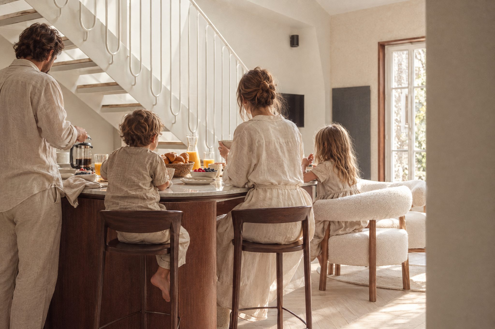 Petit-déjeuner en famille dans la cuisine